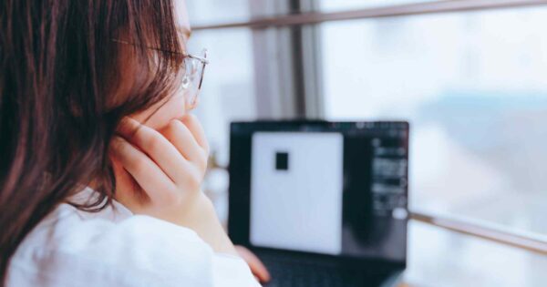 試用期間中に辞めるのが気まずい理由と対処法！辞める意思の伝え方も解説
